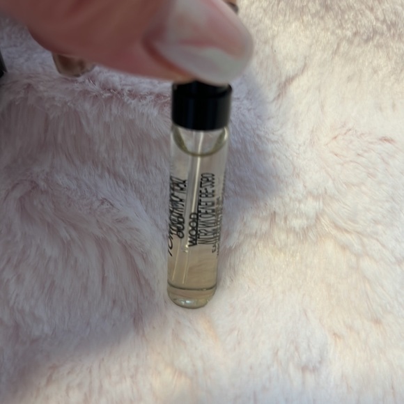 Tom Ford Oud Wood Duo (2ml x 2) - Picture 5 of 5